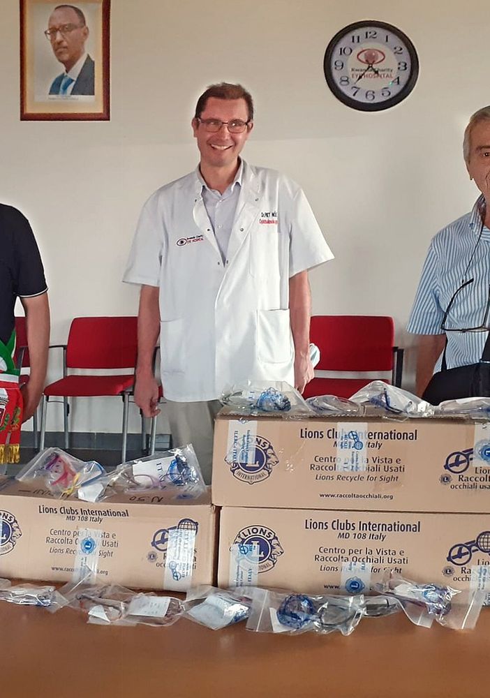 Anche il sindaco di Buttigliera alla consegna dei 200 paia di occhiali al Charity Eye Hospital in Ruanda