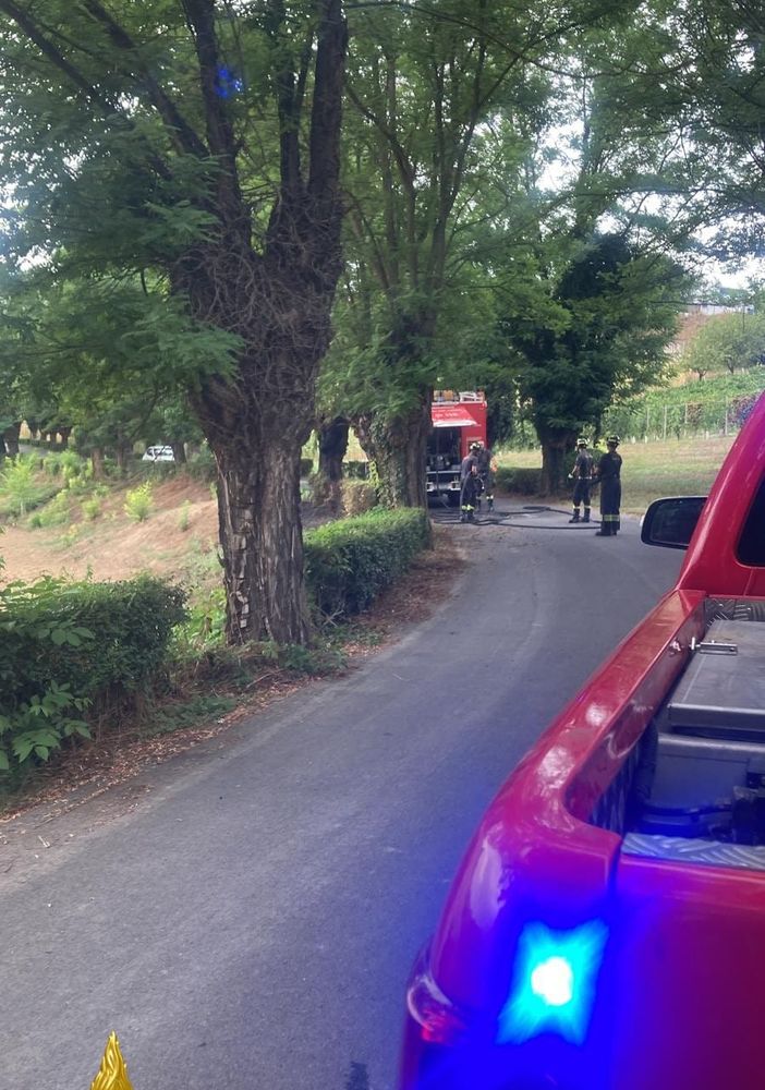 Costigliole: incendio sterpaglie vicino al cimitero. Intervengono vigili del fuoco e carabinieri
