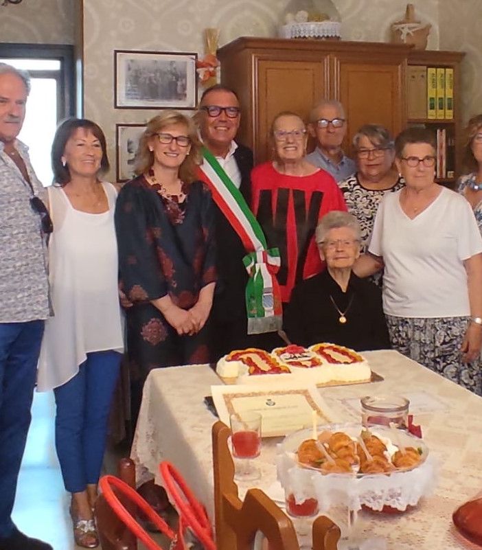 Numerose immagini dei festeggiamenti in onore della neo centenaria costigliolese