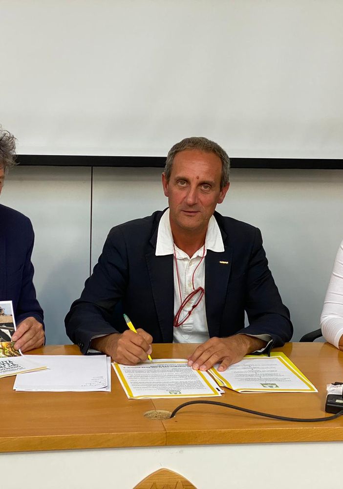 Massimo Cerruti (al centro) ritratto a margine dell'incontro. A fine articolo altre due foto relative il dibattito