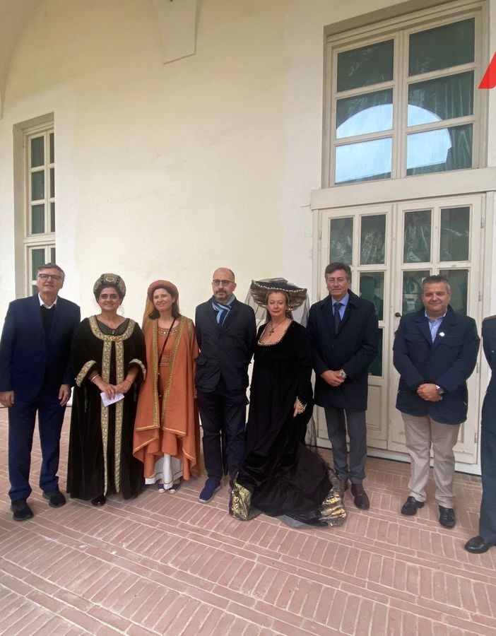 La pioggia battente non ferma Arti e Mercanti. Inaugurata la XXI edizione (FOTO)