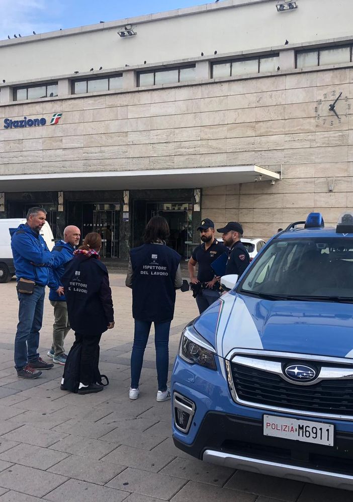 Controlli della polizia in zona corso Matteotti: sanzionati due locali etnici