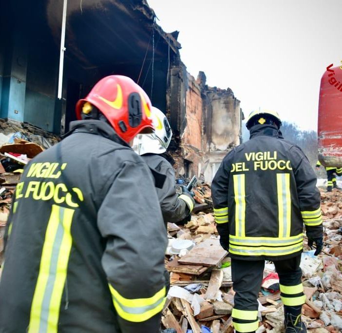 Esplosione a Quarto: ancora al lavoro i vigili del fuoco, per la messa in sicurezza dell'area