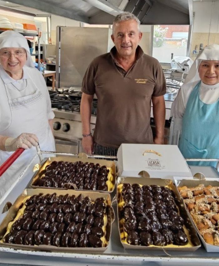 Profumo di generosità: la pasticceria Zanetti si è unita alla mensa sociale con una selezione di dolci pregiati&quot;