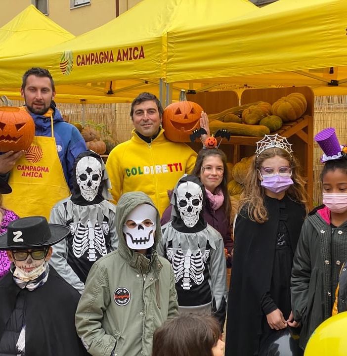 Un'immagine della scorsa edizione dello 'Zucca Day' con bimbi truccati per Halloween e al centro il direttore Coldiretti Asti Diego Furia