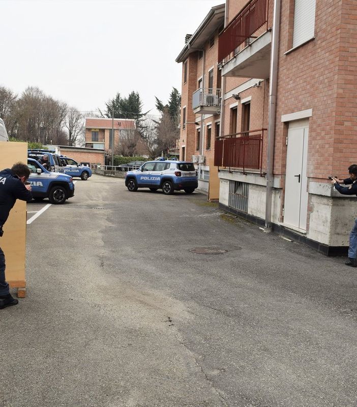 Auto della polizia e task force di agenti con in mano una pistola. Niente paura, è un'esercitazione