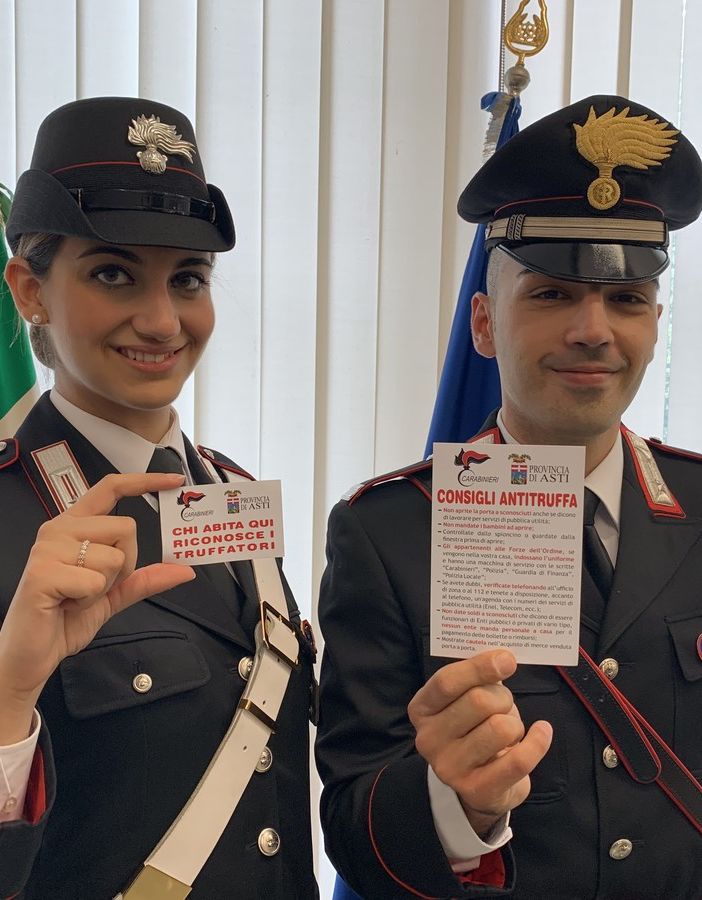 &quot;Chi abita qui riconosce i truffatori&quot;: da oggi un adesivo da appendere sulla porta di casa per contrastare i reati di truffa