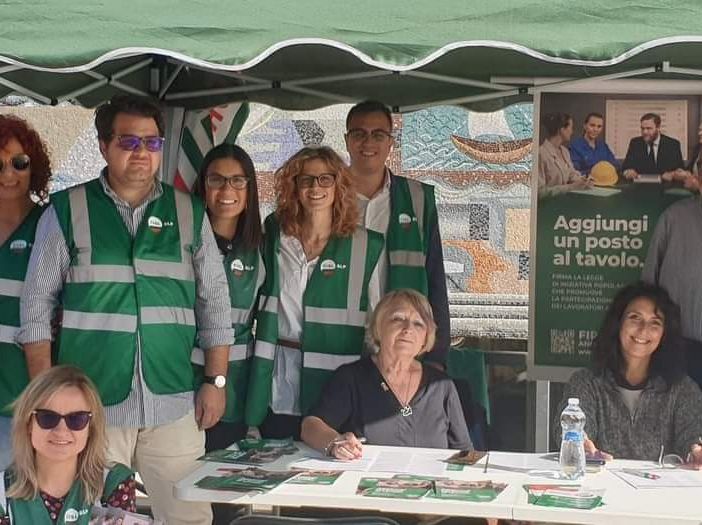 Diversi momenti della raccolta firme