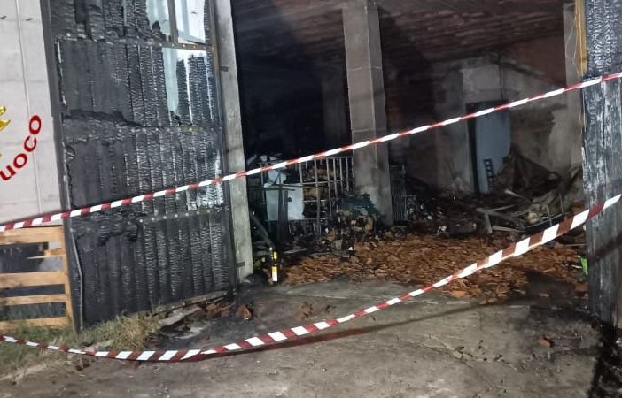 Incendio in agriturismo di Moasca: ingenti danni ma nessuna criticità per i presenti