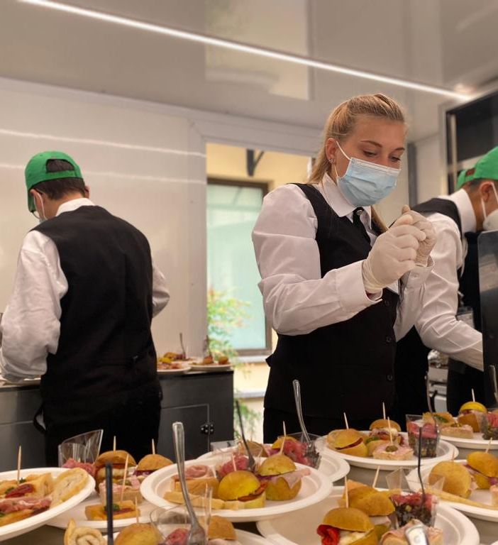 Studenti e diplomati del Penna al lavoro sull'Agrivan Gourmet Cia