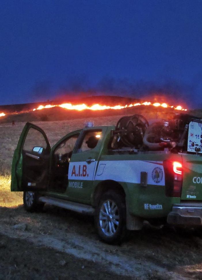 Mezzi dell'AIB Piemonte impegnati contro gli incendi boschivi nel sud Italia