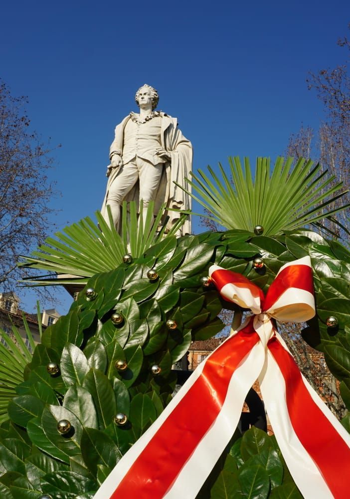 Asti, piazza Alfieri, monumento a Vittorio Alfieri, compleanno