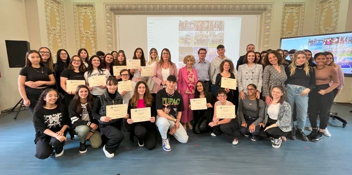 Gli studenti coinvolti con la dirigente scolastica Stella Perrone