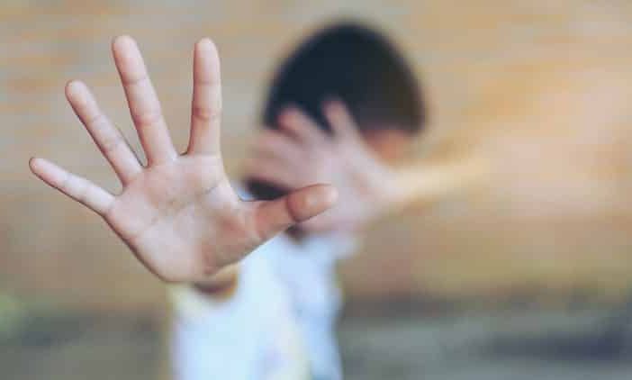Allarme pedofilo in alcune chat di genitori di scuole primarie astigiane, ma la vicenda non è vera