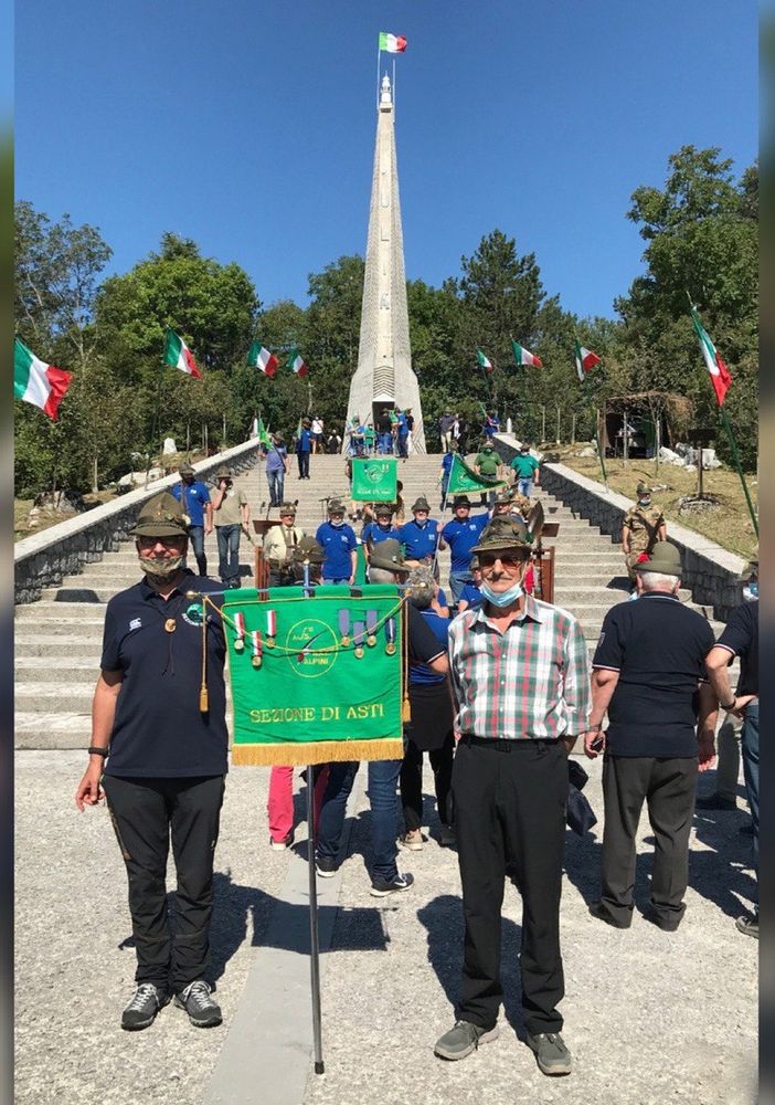 Anche gli alpini di Asti hanno festeggiato i 100 anni della sezione di Udine sul monte Bernadia