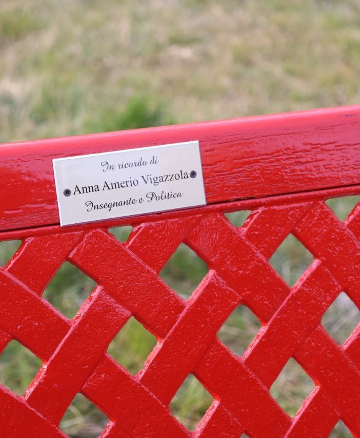 La festa della donna porta ad Asti la panchina rossa dedicata ad Anna Amerio Vigazzola [FOTO]