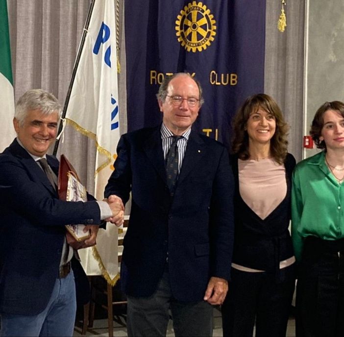 Nella foto, da sinistra a destra, Anna Ferrero, Pasquale Ruju, Luigi Florio, Laura Rossi Ruju e le due studentesse del Monti che hanno partecipato alla serata Rotary