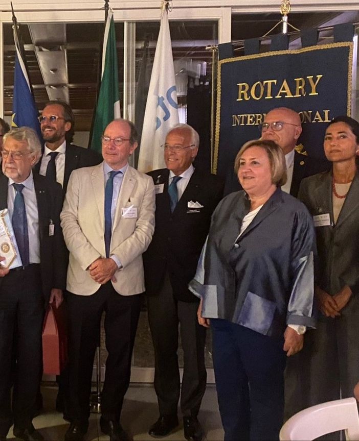 Il governatore Arlandini, al centro con il presidente Florio, insieme al segretario distrettuale Tullio Vernazza e ad alcuni componenti del direttivo del Rotary Club Asti
