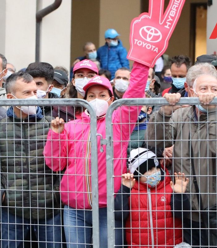 Folla ad Asti in attesa dell'arrivo del Giro d'Italia