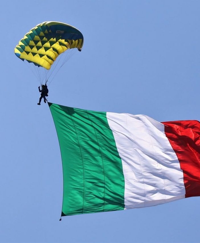 Asti pronta ad accogliere i baschi amaranto: tre giorni di grandi eventi per il raduno dei paracadutisti