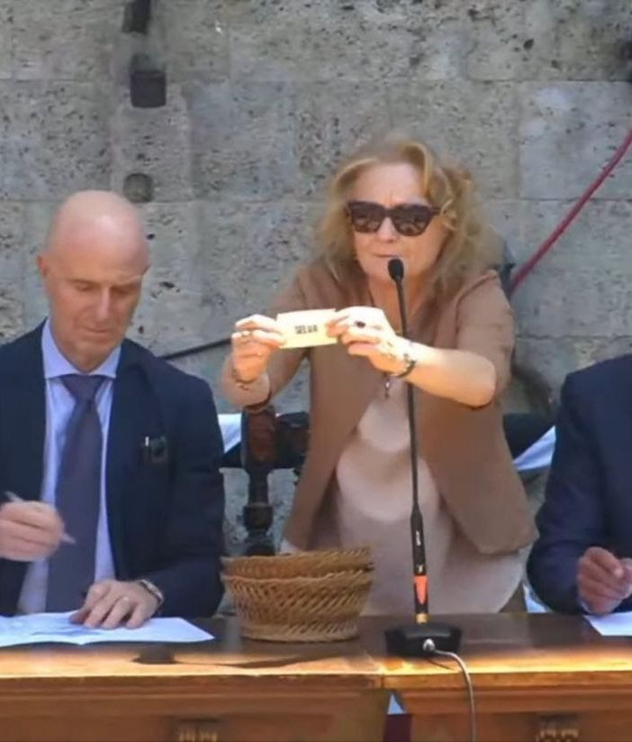 Il sindaco di Siena, Nicoletta Fabio, durante l'assegnazione (fotogramma della diretta, immagini Consorzio per la Tutela del Palio di Siena)