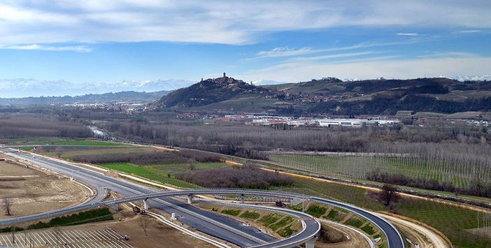 Contromano sull’Asti-Cuneo, auto fermata dalla Polizia Stradale alla barriera di Govone