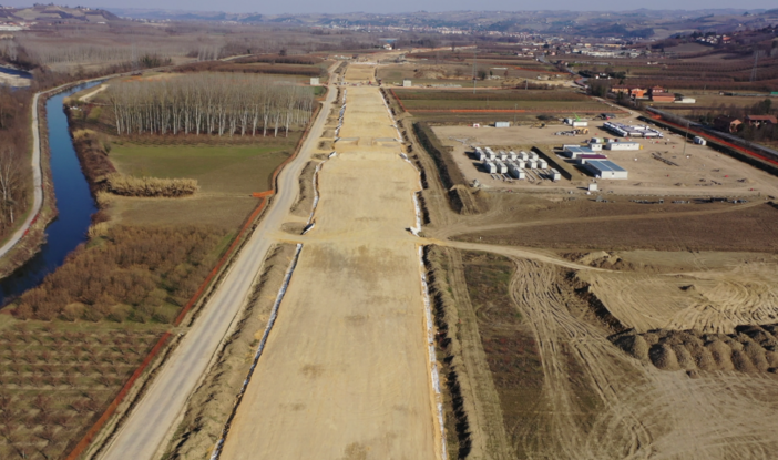 In volo sul cantiere dell’autostrada Asti-Cuneo: così procedono i lavori [VIDEO]