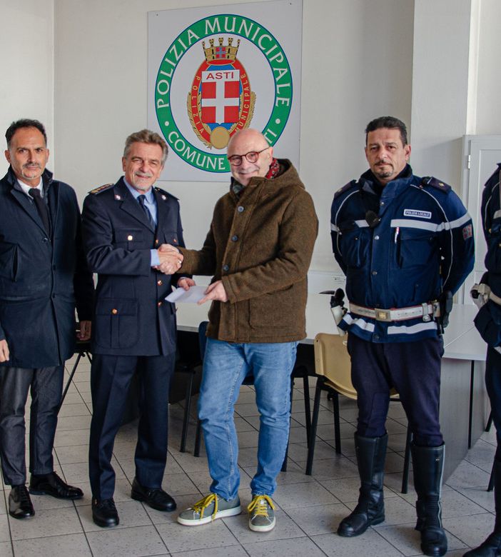 La cerimonia di consegna del ricavato della lotteria