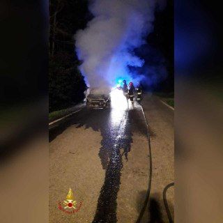 Incendia auto tra Villanova e Montafia, intervengono i Vigili del Fuoco