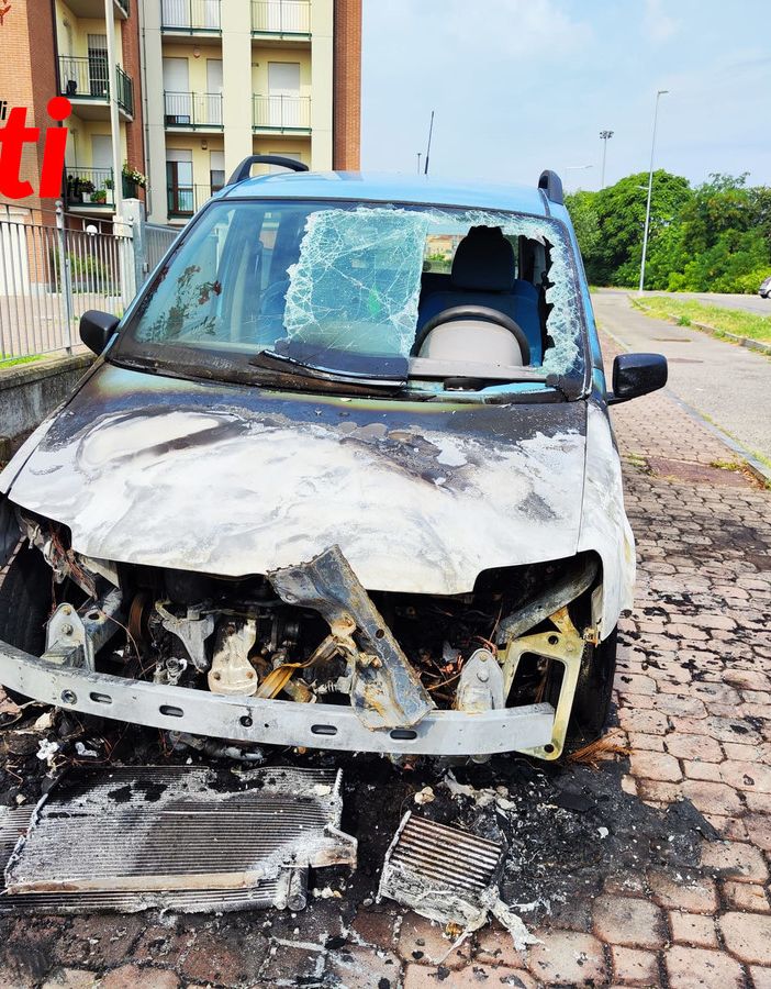 Auto in fiamme questa notte in strada allo Scalo, esclusa la pista dolosa