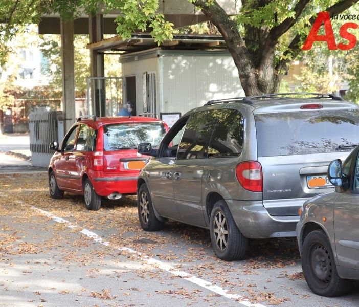 Auto in fila all'hotspot di viale Pilone