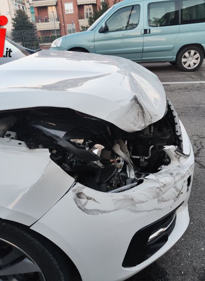 Ferma in macchina all'inizio di corso Savona, viene tamponata violentemente da un' auto