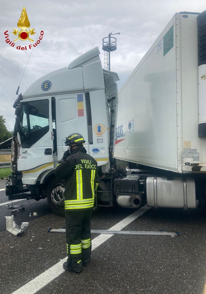 Code tra Asti e Villanova Barriera sulla Torino Piacenza per perdita di gasolio di un camion