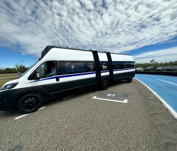 Il bus del futuro viaggia in Piemonte: ecco il primo mezzo al mondo a guida autonoma con ricarica wireless [FOTO]