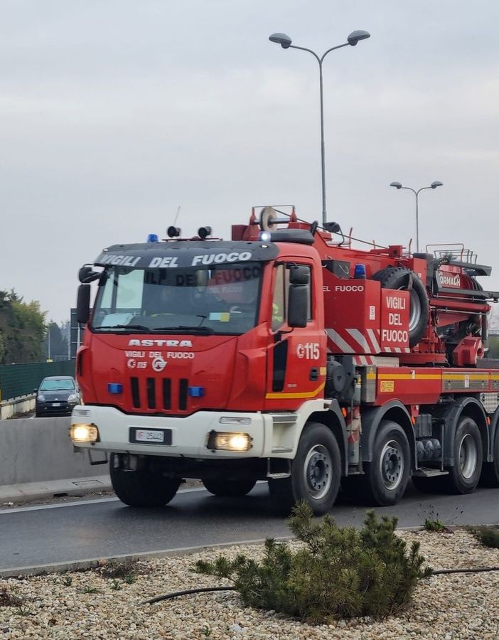 A Valleandona camion carico di legna si ribalta. Disagi per il traffico