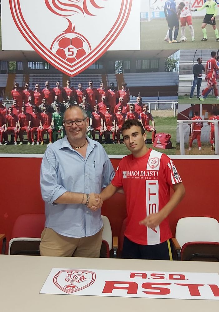 Il direttore sportivo Antonio Ballario con il neo acquisto Gioele Deiana Testoni