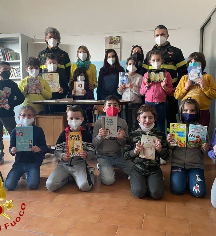 Vigili del fuoco di Asti attivi anche nella beneficenza. Donati 30 libri alla scuola di Castell'Alfero