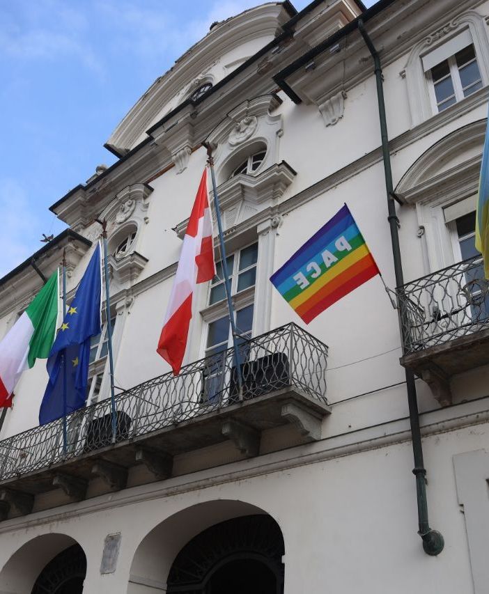 La bandiera ucraina sul balcone del Municipio di Asti (MerfePhoto)