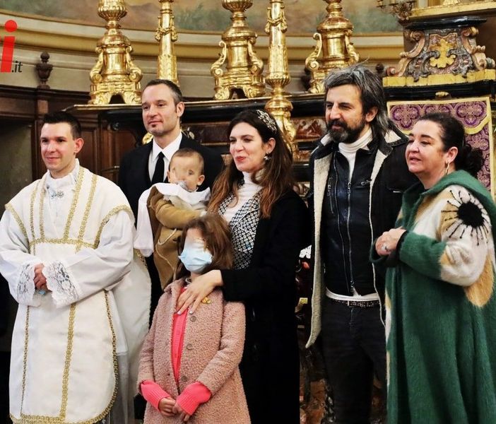 Omar Pedrini con la moglie, a Rocchetta, nel giorno del battesimo del figlio (MerfePhoto)
