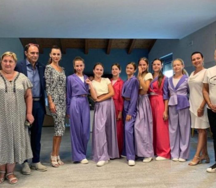 Il gruppo &quot;Syabrynka&quot; insieme al Vicepresidente della Regione Piemonte Fabio Carosso