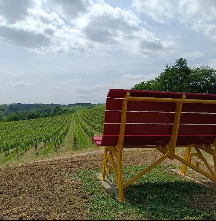 Una big bench oro e rosso rubino impreziosisce Rocchetta Tanaro e sovrasta la collina della Garbera
