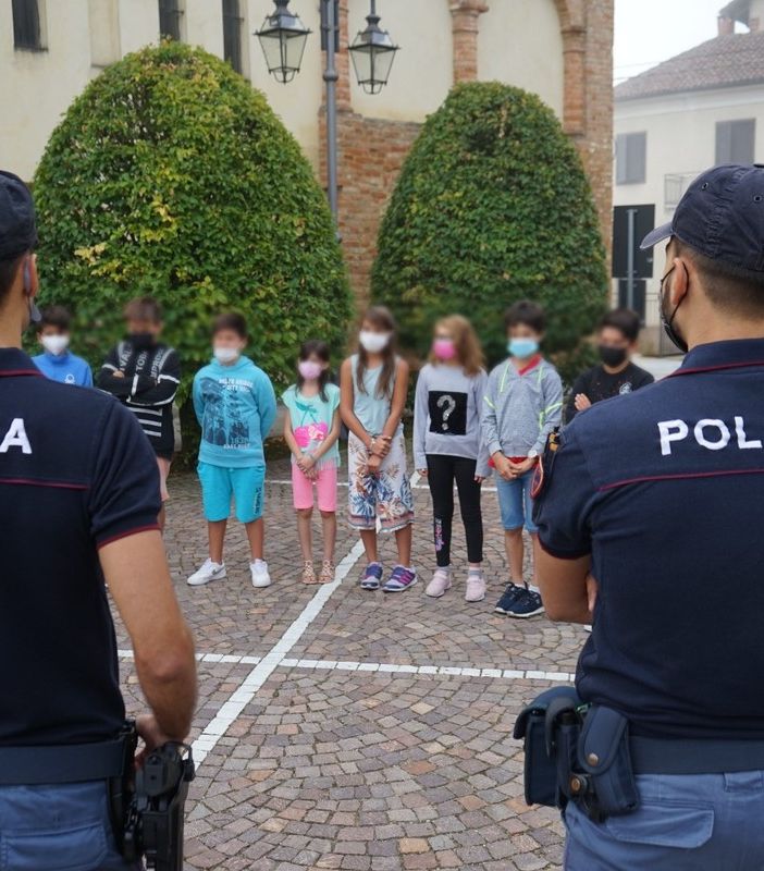 Ad Asti la polizia consegna agende ai bimbi delle primarie