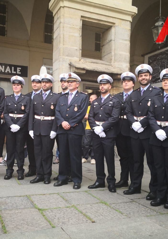 L'assessore Bona e il comandante Saracco con i nuovi vigili