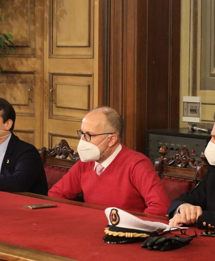 L'assessore Bona (a sinistra nella foto) con il sindaco Rasero e il comandante della Polizia Municipale Riccardo Saracco nel corso della conferenza stampa indetta lo scorso gennaio per il bilancio 2021 del Corpo (Ph. Merfephoto - Efrem Zanchettin) L'assessore Bona (a sinistra nella foto) con il sindaco Rasero e il comandante della Polizia Municipale Riccardo Saracco nel corso della conferenza stampa indetta lo scorso gennaio per il bilancio 2021 del Corpo (Ph. Merfephoto - Efrem Zanchettin)
