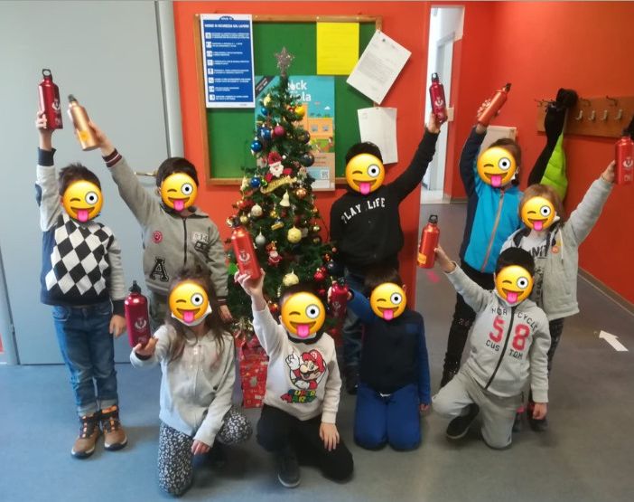 Castelnuovo Belbo promuove la sostenibilità a scuola: distribuite borracce in alluminio agli studenti