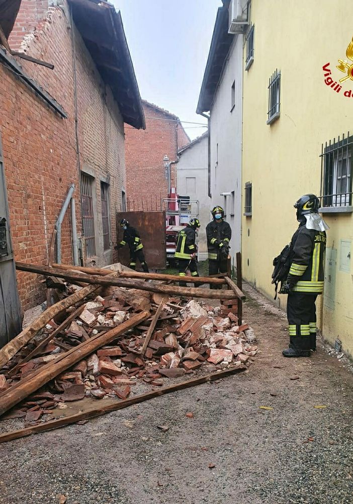 Crollata una tettoia a Buttigliera d'Asti, Vigili del Fuoco in azione: nessuna persona ferita