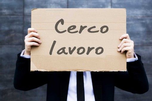 Il mese di luglio &quot;brucia&quot; i posti di lavoro: dimezzata la domanda da parte delle imprese: 13mila in meno rispetto al 2019. Ma restano degli &quot;introvabili&quot;