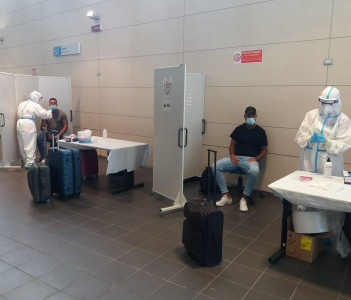 Covid, aperto il presidio per tamponi all'aeroporto di Caselle per chi rientra dall'estero (FOTO)