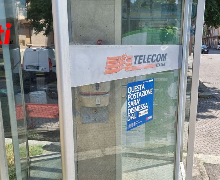 Una delle cabine telefoniche dismesse (Merphefoto)