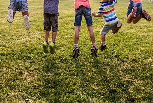 Giochi nei parchi e campi estivi: ecco il documento ufficiale con le linee guida per fare divertire in sicurezza bimbi e adolescenti